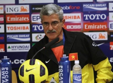 HLV Calisto: 'DTVN se thang Singapore' hinh anh