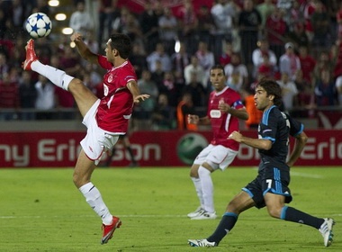Ban thang ‘xe dap chong nguoc’ o Champions League hinh anh