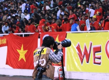 Tac nghiep cua phong vien tai AFF Cup hinh anh