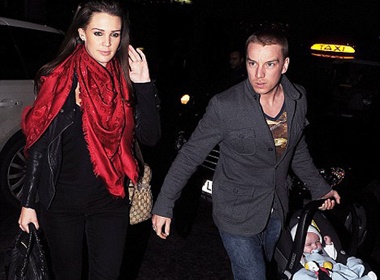 Nha Danielle Lloyd dua con di choi dem hinh anh