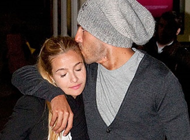 Tevez cong khai hon gai la hinh anh