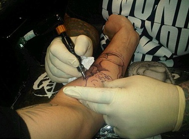 Ban trai Danielle Lloyd xam hinh con trai hinh anh