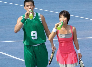 Thuy Dung lam co giao cho ngoi sao bong ro hinh anh