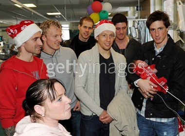 Cau thu Liverpool ru nhau lam tu thien hinh anh