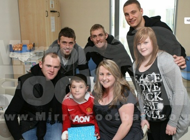 Rooney cung 'dan sao' MU di tham tre em hinh anh