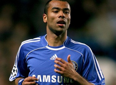 A.Cole tro thanh ‘cuc vang’ trong nha sieu mau Playboy hinh anh