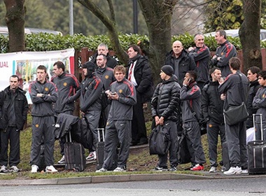 'Sao' MU doi ret cho xe bus hinh anh