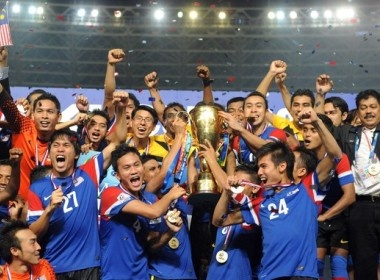 Malaysia nhan Cup tren 'chao lua' Bung Karno hinh anh
