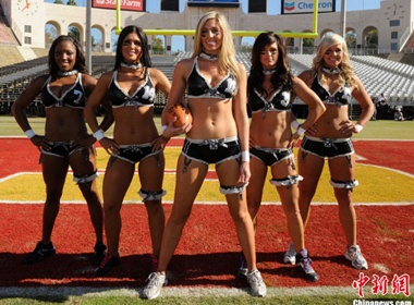 My nhan khoe dang tren san bong bau duc hinh anh