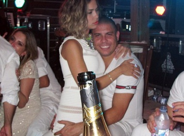 Ro ‘beo’ mung nam moi bang ruou va… nguoi dep hinh anh