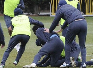 Cau thu Man City lai danh nhau tren san tap hinh anh