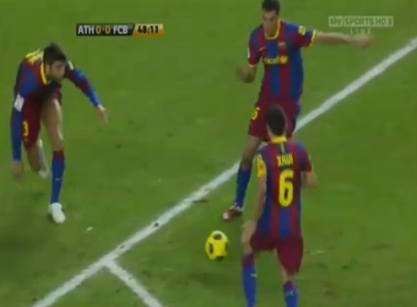 Busquets 'cuop bong' cua Xavi hinh anh