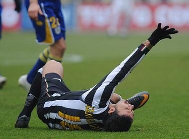 Juve guc nga duoi chan Parma trong nam moi hinh anh