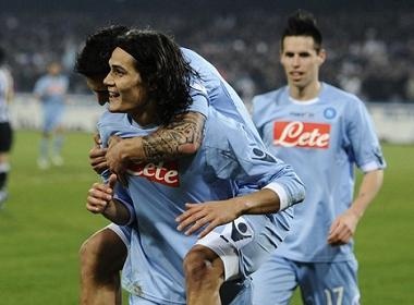 Cavani lap hattrick, Napoli de bep Juve hinh anh
