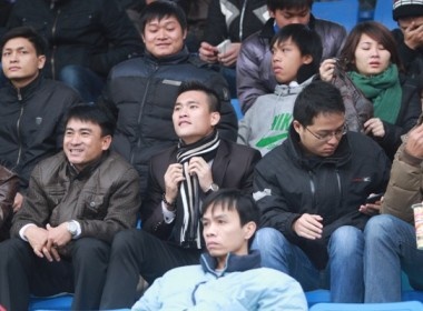 Cong Vinh doi ret xem bong da o Hang Day hinh anh