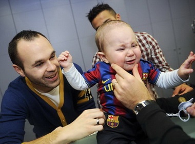 Iniesta lam tu thien truoc le trao giai Qua bong vang hinh anh