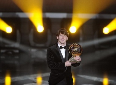 Messi rang ro tren 'tham do' Qua bong vang FIFA hinh anh