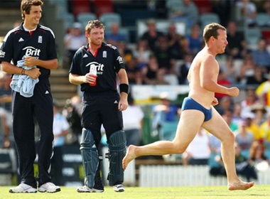 Su co hai huoc tai mot tran Cricket hinh anh