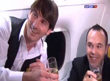 Cau thu Barca mo tiec tren may bay mung Messi gianh QBV hinh anh