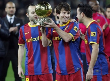 Messi an mung Qua bong vang bang hat-trick hinh anh