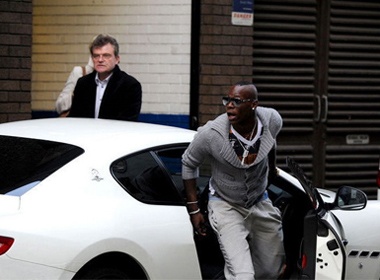 'Sieu Mario' bi canh sat 'hoi tham' hinh anh