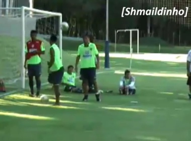 Ronaldinho ‘khoe’ doc chieu tang bong moi hinh anh