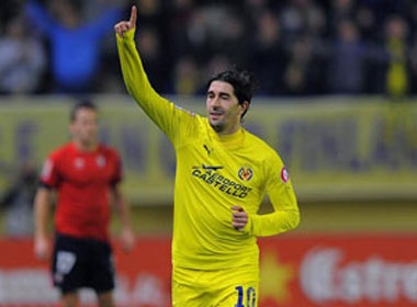‘Sao’ Villarreal tai hien ban thang tu giua san cua Beckham hinh anh
