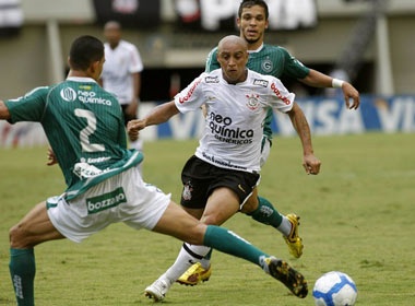 Roberto Carlos ghi ban tu cham phat goc hinh anh