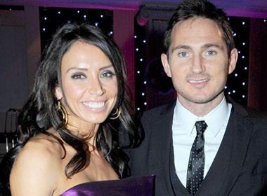 Ban gai Lampard bi vo cu nguoi tinh 'canh bao' hinh anh