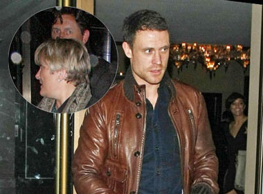 Wayne Bridge ra mat bo me vo tuong lai hinh anh