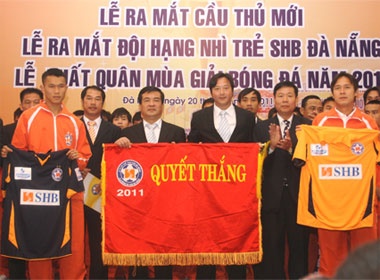 'Bau' Hien ra mat doi bong hang nhi SHB Da Nang hinh anh