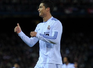 Khong quan sat, CR7 van giat got nhu dat cho Di Maria hinh anh