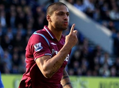 Cau thu cua West Ham bi to quay roi tinh duc hinh anh