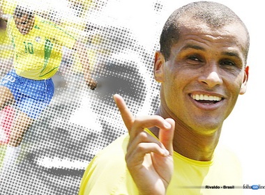 Rivaldo tro lai voi bong da dinh cao hinh anh