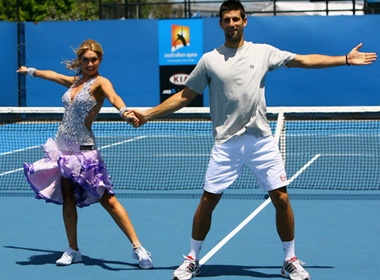 Djokovic pha tro tren san tennis hinh anh