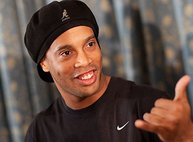 Ronaldinho pho dien tuyet ky dung sau khung thanh ghi ban hinh anh