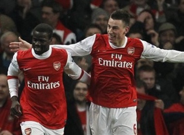 Bung no hiep hai, Arsenal nguoc dong vao chung ket hinh anh