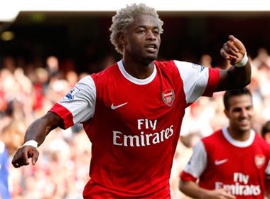 Cau thu Arsenal cuoc bo 5 tieng de ve nha hinh anh