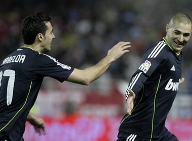 Benzema ben duyen ban thang, Real ca khuc khai hoan hinh anh