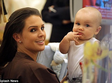 Danielle Lloyd dua be yeu den tiem lam toc hinh anh