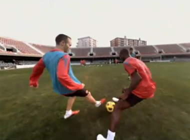 Andres Iniesta quay quang cao giay hinh anh