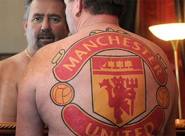 Fan cuong xam bieu tuong MU tren lung hinh anh