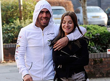 Tevez quan quit voi 'co gai xau xi' hinh anh