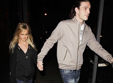 Andy Carroll ‘cua’ duoc ban gai moi hinh anh