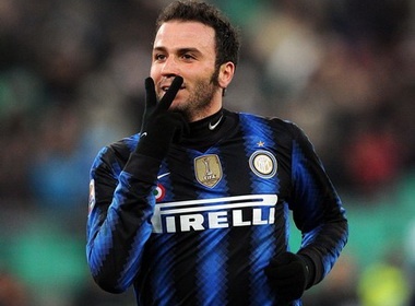 Tan binh Pazzini tiep tuc 'no sung', Inter len vi tri thu ba hinh anh