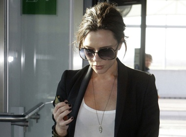 Ba bau Vic 'chenh venh' tren giay cao got hinh anh