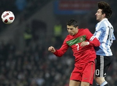 Messi lai thang trong lan doi dau Ronaldo hinh anh