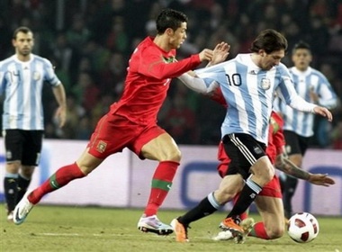 HLV Batista danh gia Messi cao hon Ronaldo hinh anh
