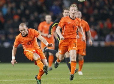 Cu volley cua Sneijder lot 10 ban thang dep nhat tuan hinh anh