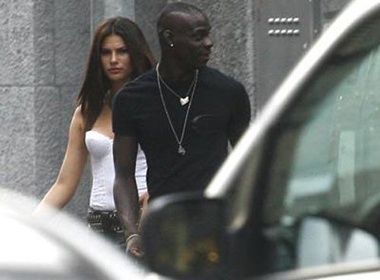Balotelli cua do nguoi tinh cu cua Ro 'vau' hinh anh